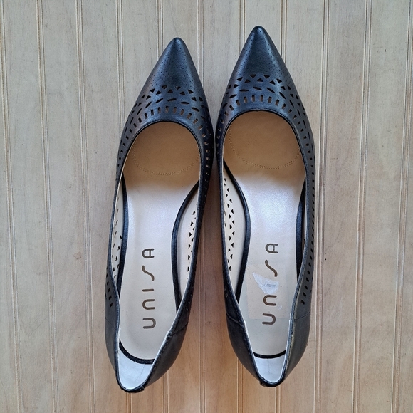 Unisa Unwoka Classy Women's Cutout Pointy Toe Block Heel Pumps Perforated - Picture 2 of 10